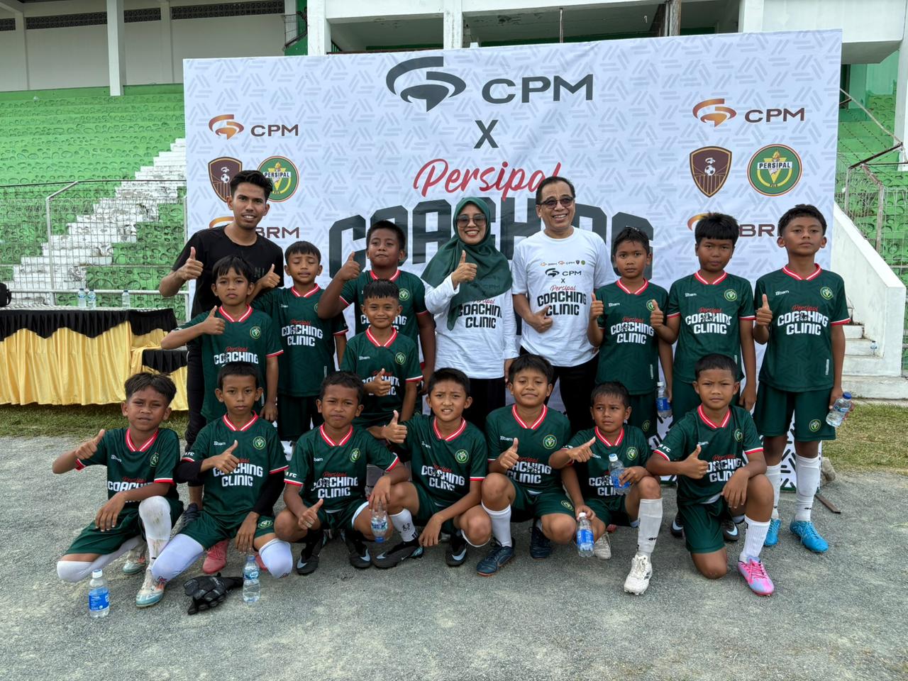 FOTO BERSAMA - General Manager (GM) External Affairs and Security PT Citra Palu Minerals (CPM), Amran Amier, berfoto bersama dengan peserta coaching clinic di Lapangan Persipal, Sabtu, 6 Desember 2025