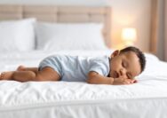 menghilangkan bau pipis bayi dari kasur