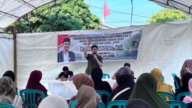 Warga Kabonena jalan drainase